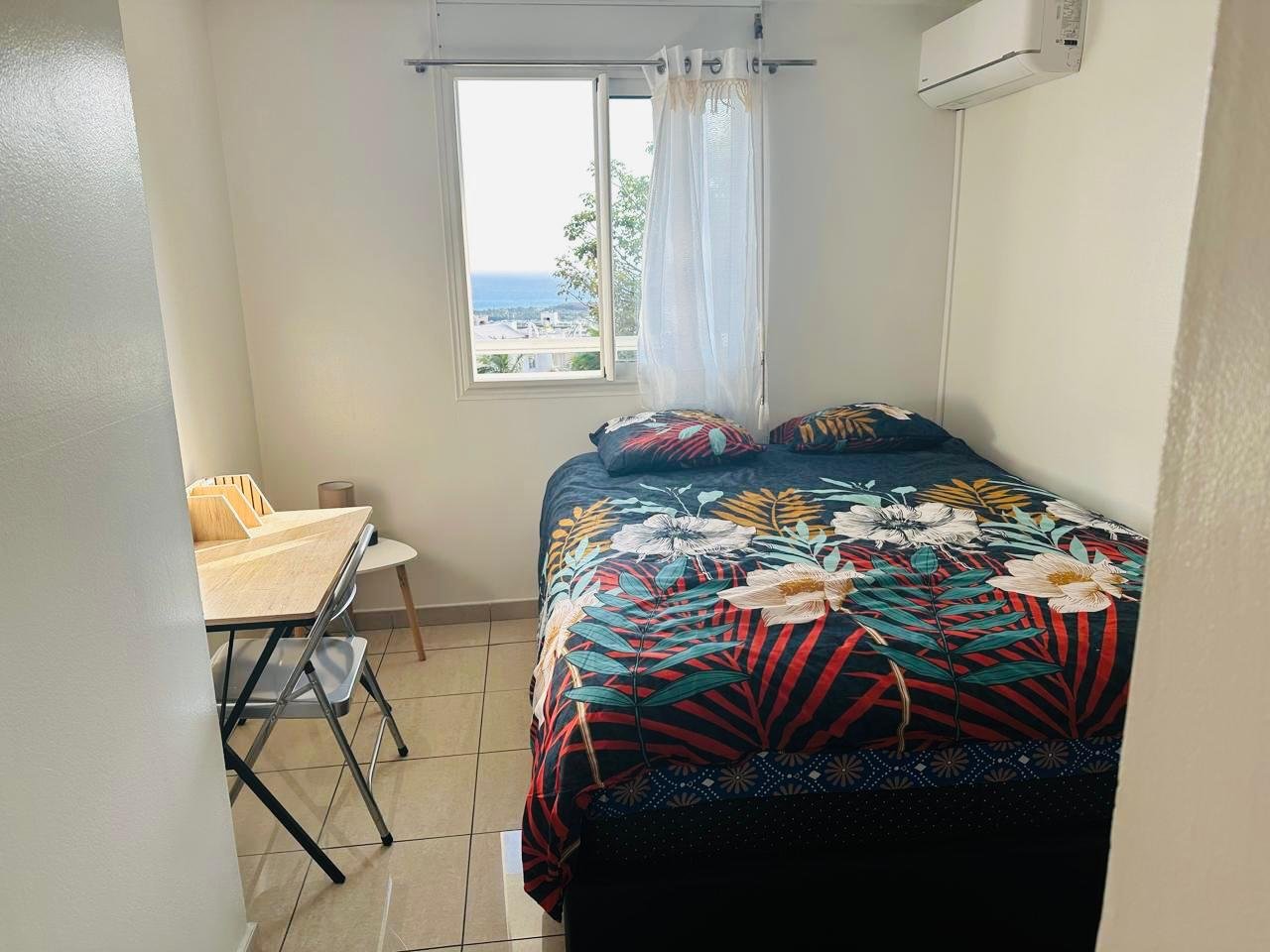 Deuxième chambre double – T3 meublé Basaltyde Sainte-Clotilde