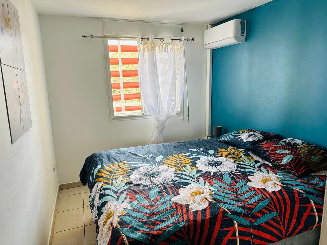 Chambre double avec lit queen size – appartement meublé Sainte-Clotilde