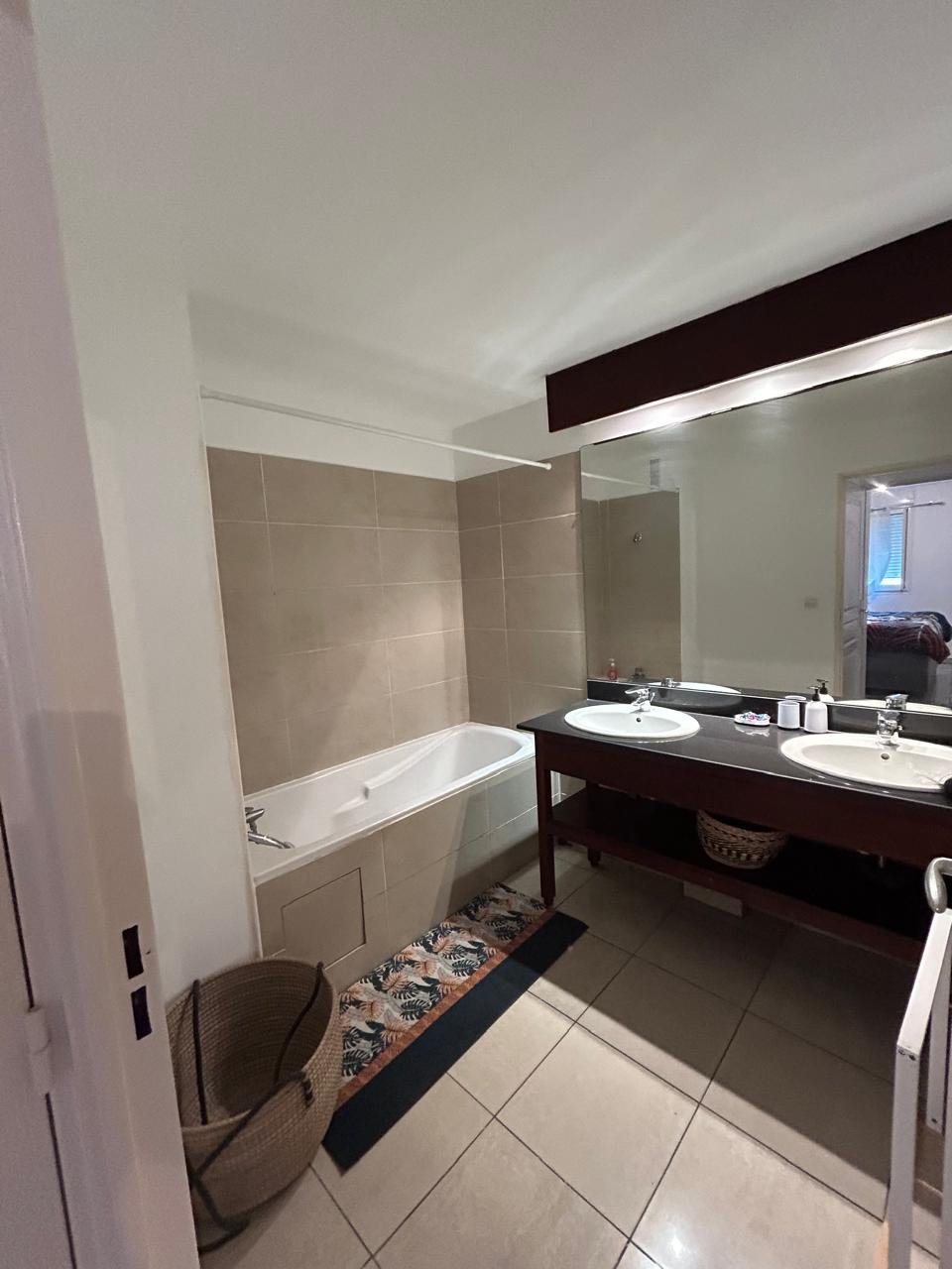 Salle de bain moderne avec douche – appartement T3 Basaltyde