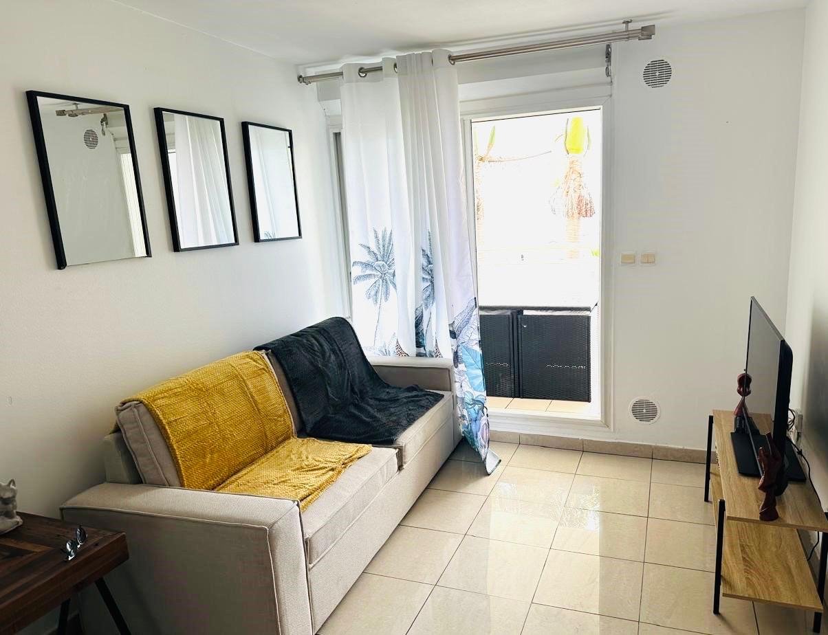 Séjour lumineux avec vue mer – appartement T3 Basaltyde, Sainte-Clotilde La Réunion