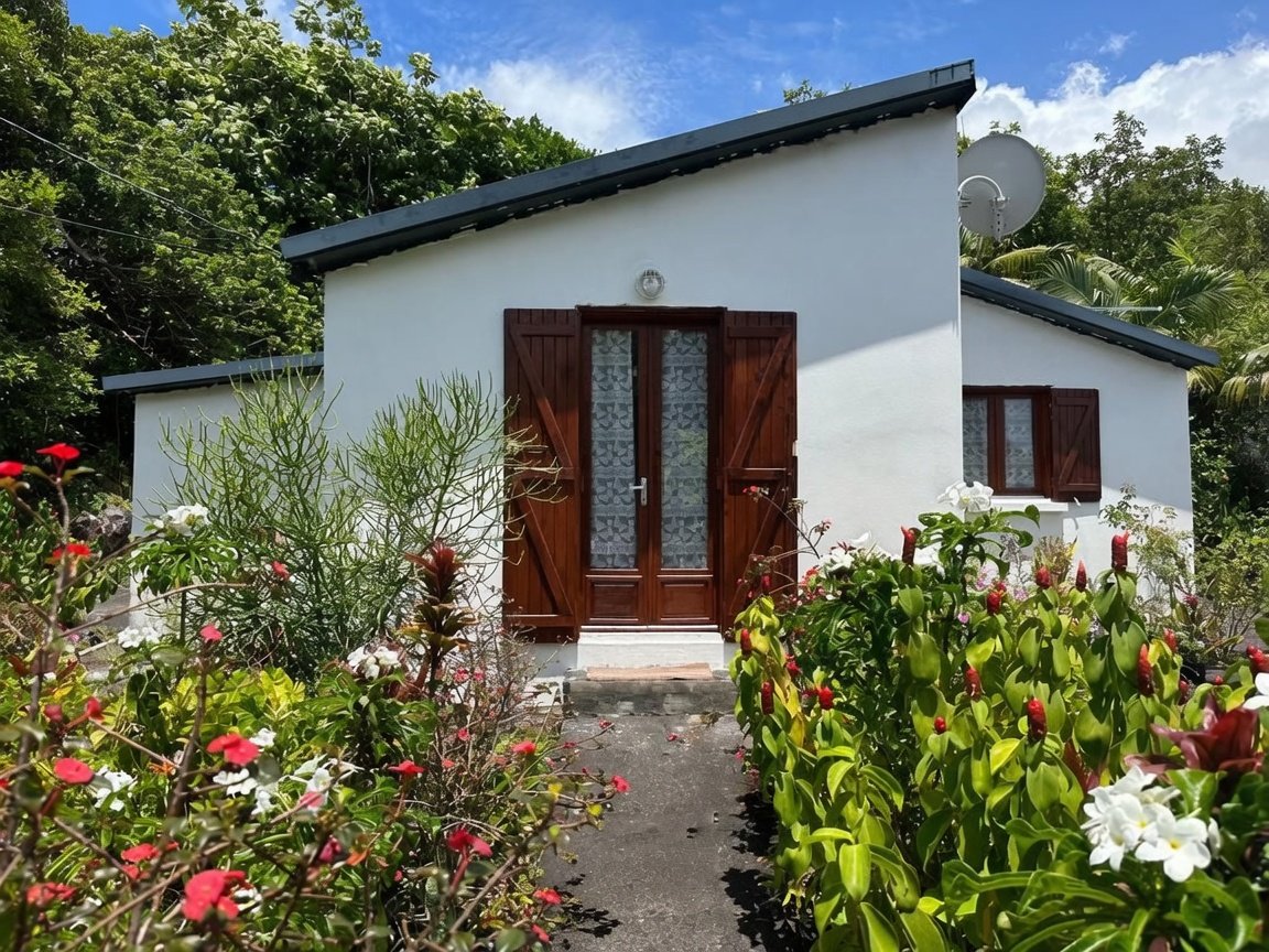 Façade et jardin fleuri de la case créole Takamaka, Le Tremblet