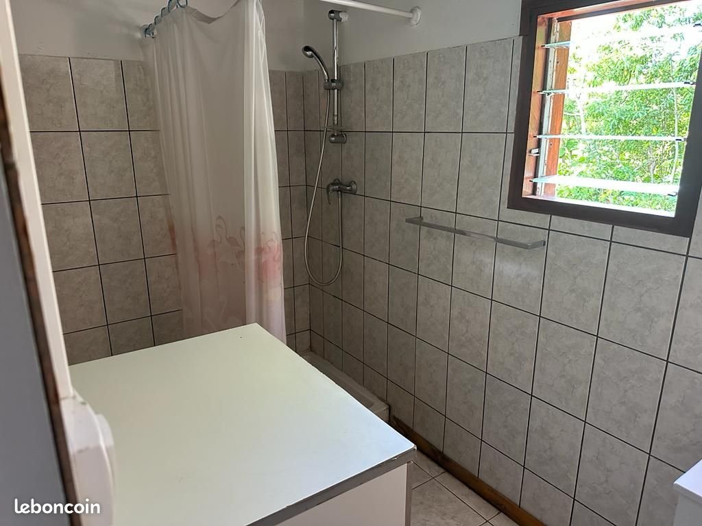 Salle d'eau avec douche, case Takamaka